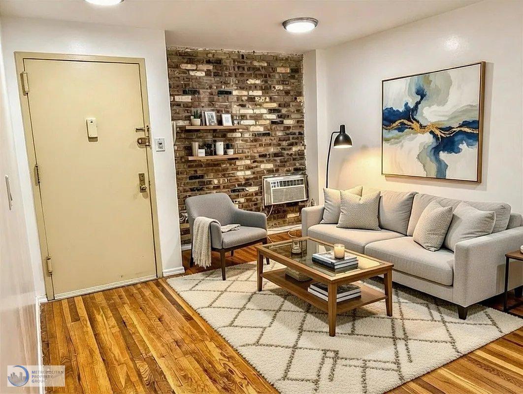 1 Apartment in Upper East Side