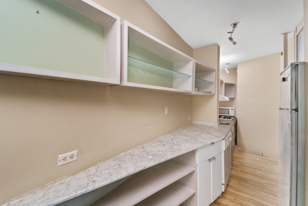 305 West 52nd Street 6A Clinton New York NY 10019