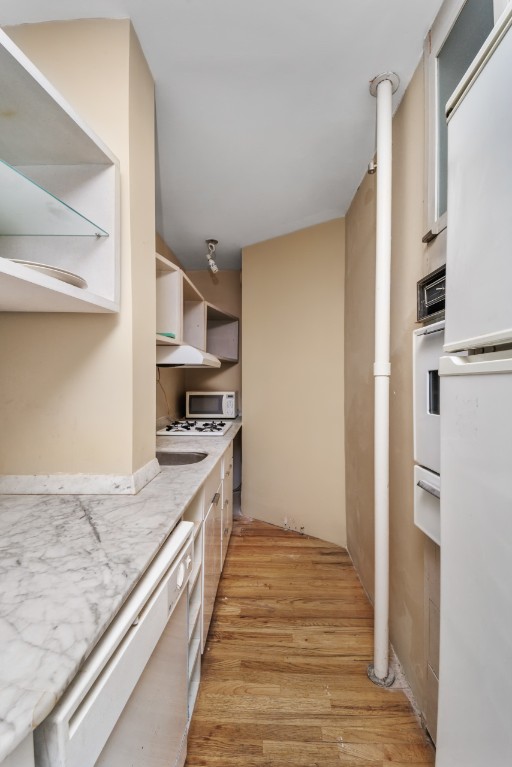 305 West 52nd Street 6A Clinton New York NY 10019