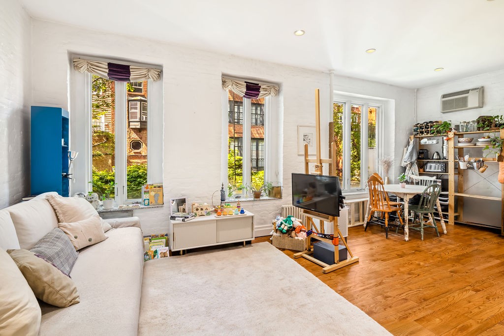 81 Perry Street W. Greenwich Village New York NY 10014