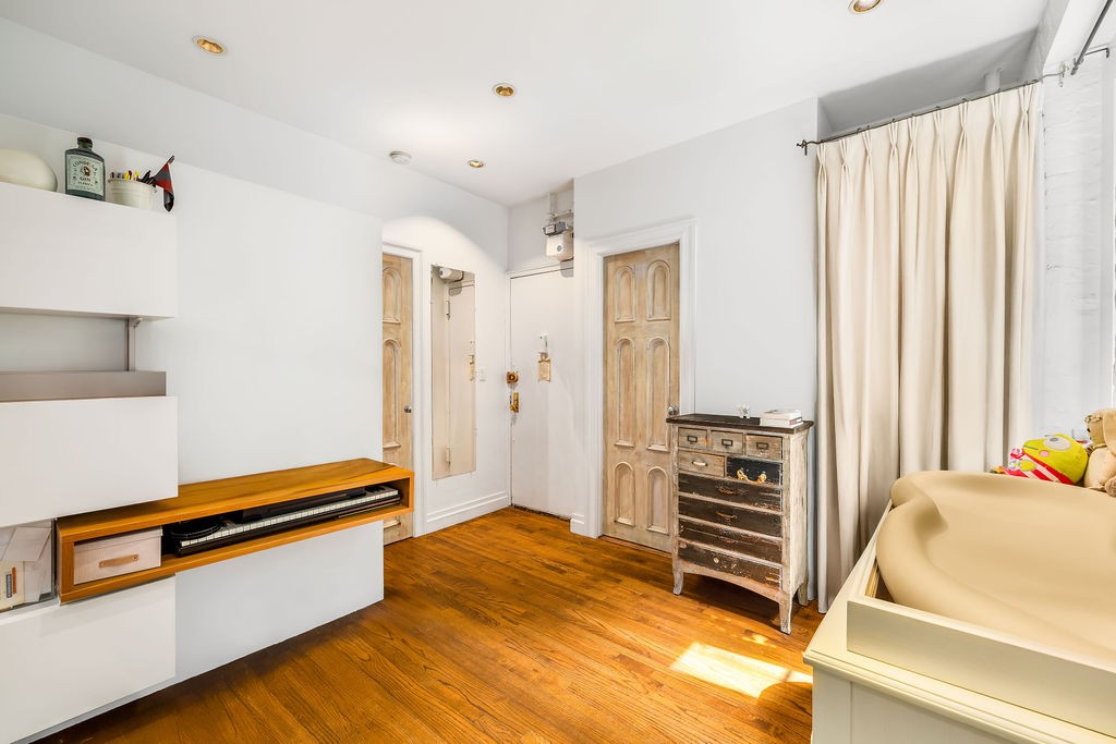 81 Perry Street W. Greenwich Village New York NY 10014