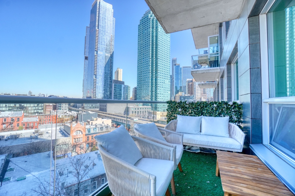 22-43 Jackson Avenue 8C Court Square Queens NY 11101