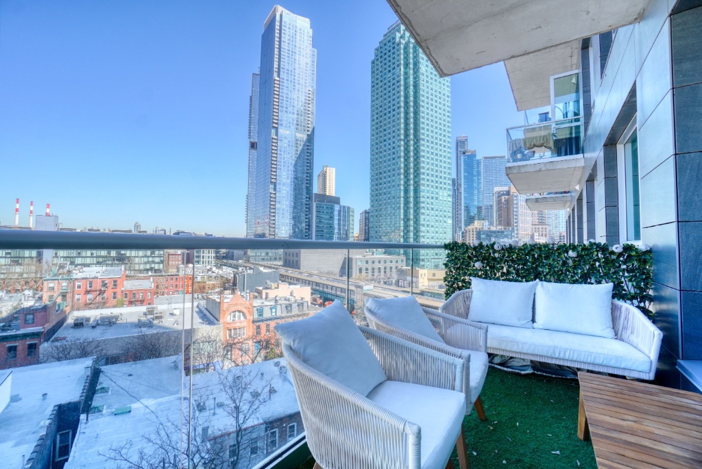 22-43 Jackson Avenue 8C Court Square Queens NY 11101