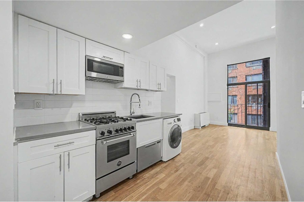 2.0 bed apartment at 220 East 22nd Street, Gramercy Park