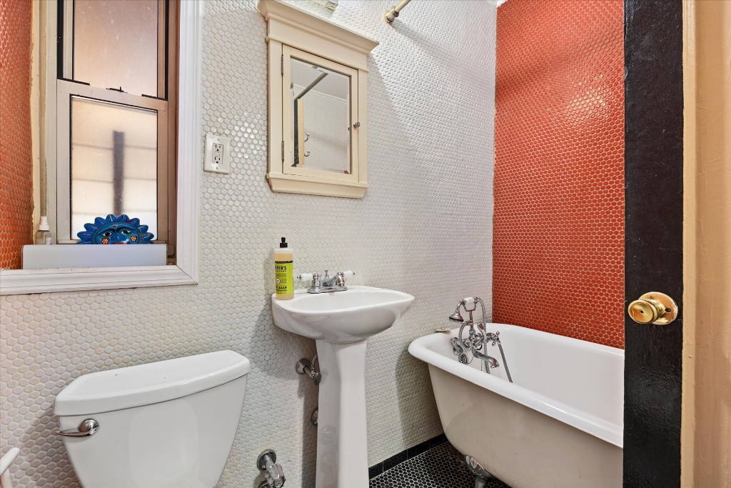 34-41 85th Street 1H Jackson Heights Queens NY 11372