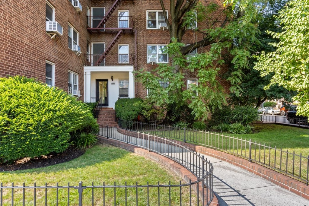 81-15 35th Avenue 6B Jackson Heights Queens NY 11372