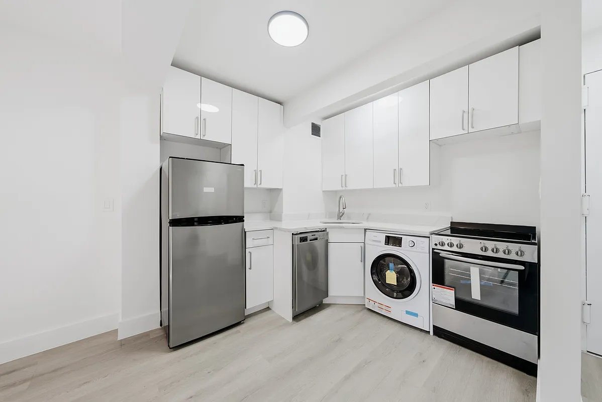 1.0 bed apartment at 300 East 96th Street, Upper East Side