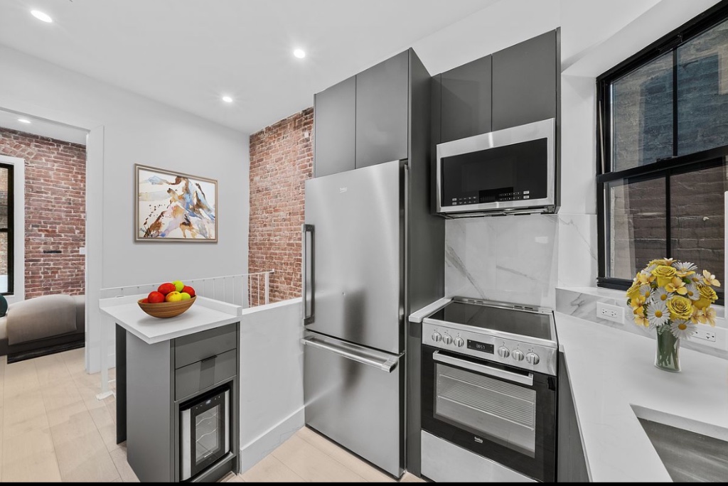 356 West 48th Street GardenB Clinton New York NY 10036