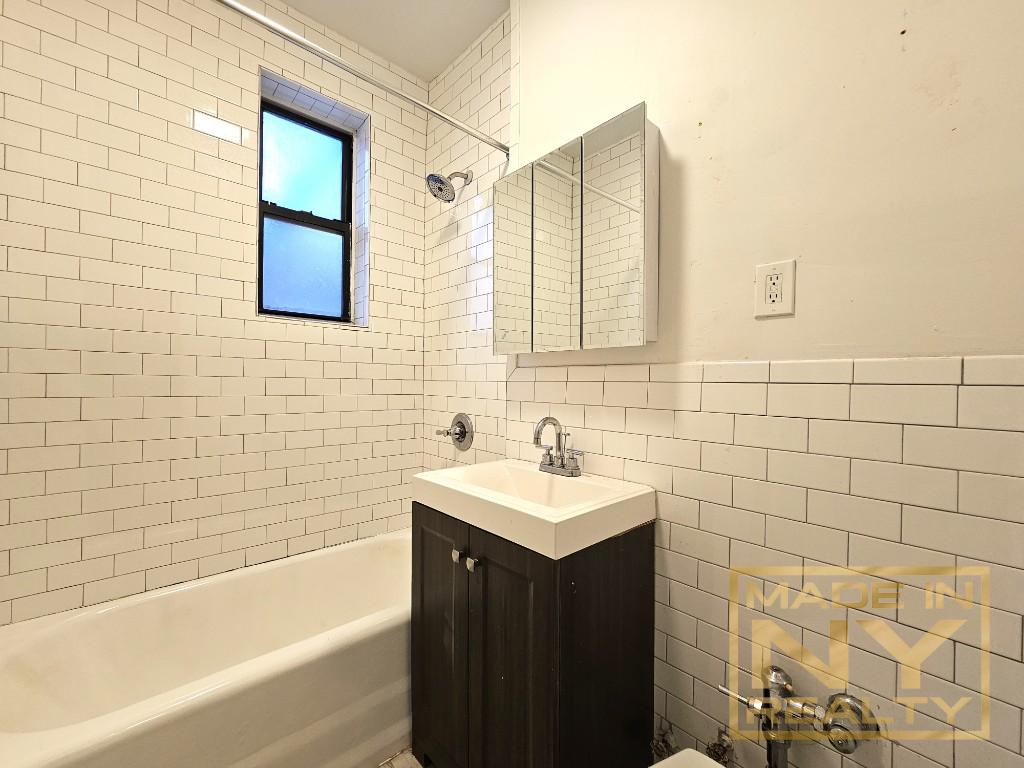 25-74 33rd Street 2A Astoria Queens NY 11102