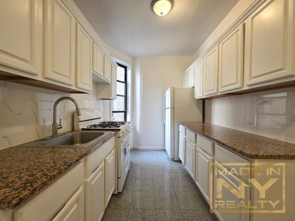 41-07 42nd Street 3E Sunnyside Queens NY 11103