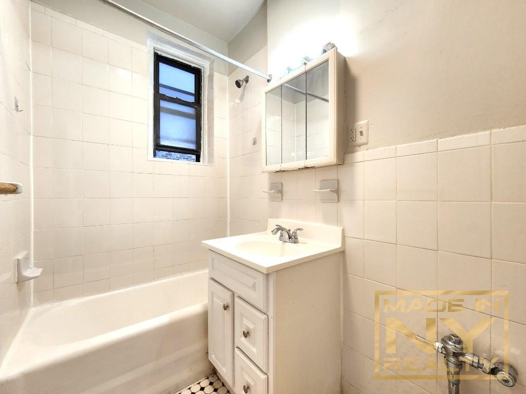 25-74 33rd Street 2C Astoria Queens NY 11102