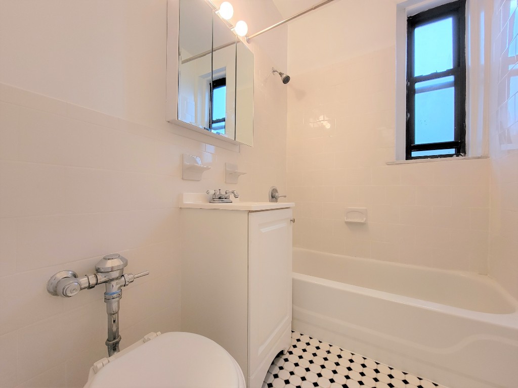 25-21 31st Avenue C42 Astoria Queens NY 11106
