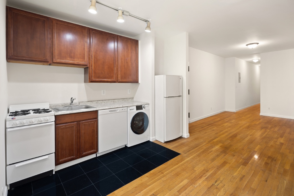 323 East 90th Street 2W Upper East Side New York NY 10128