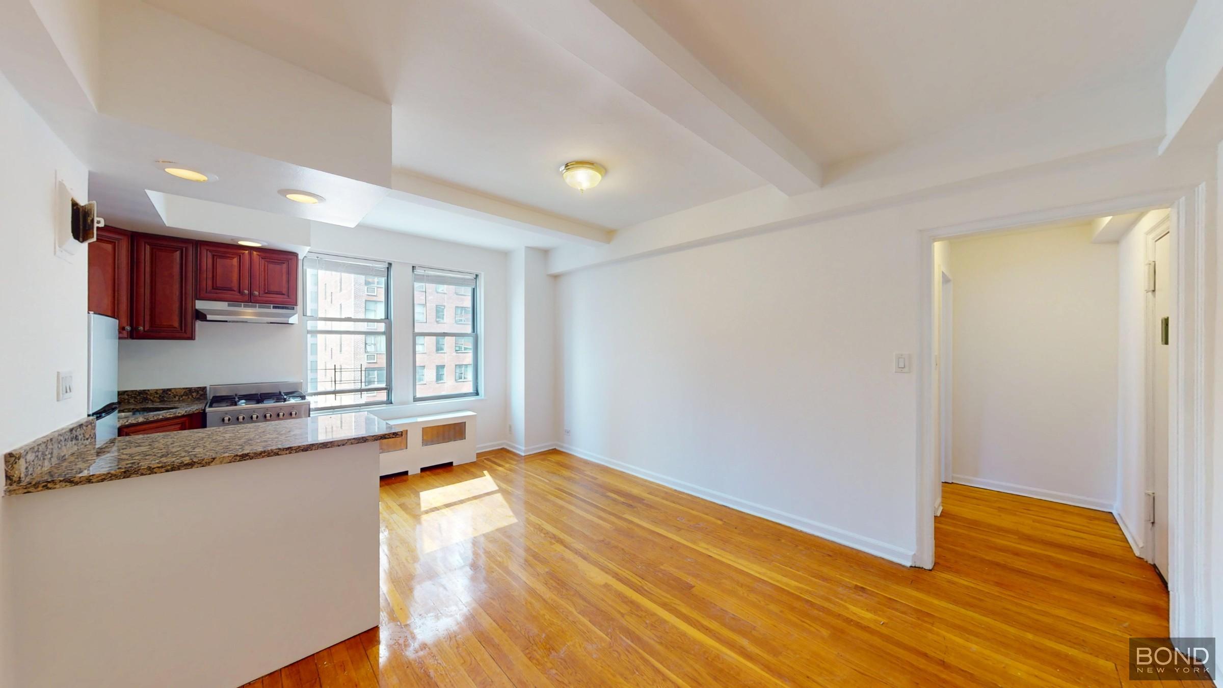 301 East 38th Street, New York, NY - 3,895 USD/ month