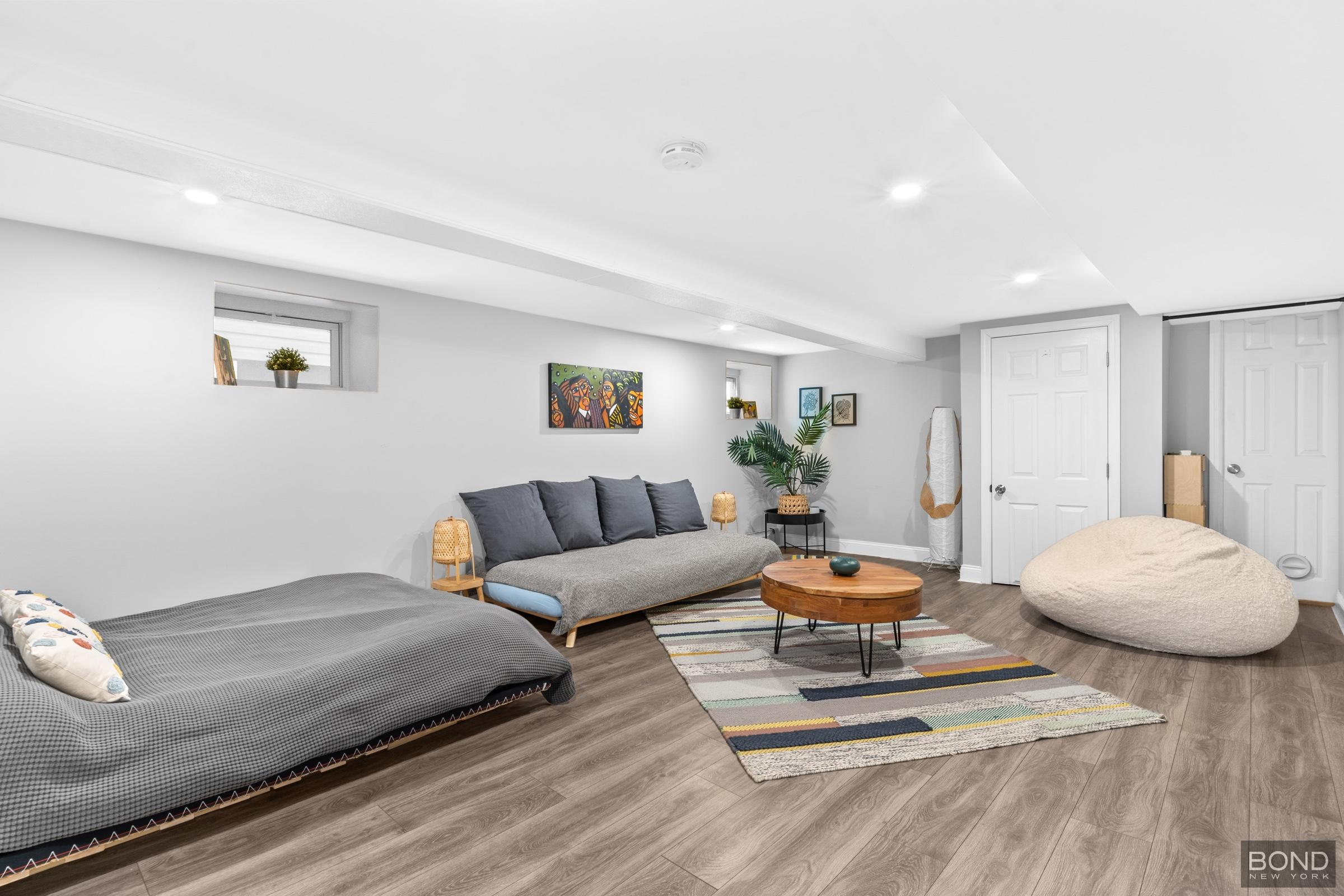 659 East 43rd Street Farragut Brooklyn NY 11203