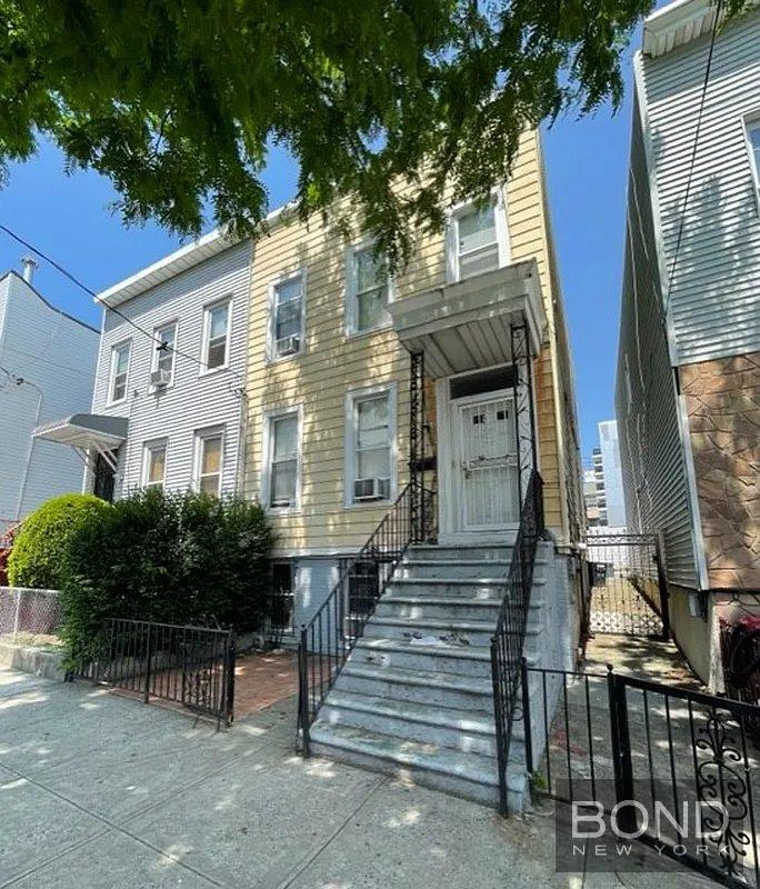 32-11 38th Avenue TWNH Long Island City Queens NY 11101