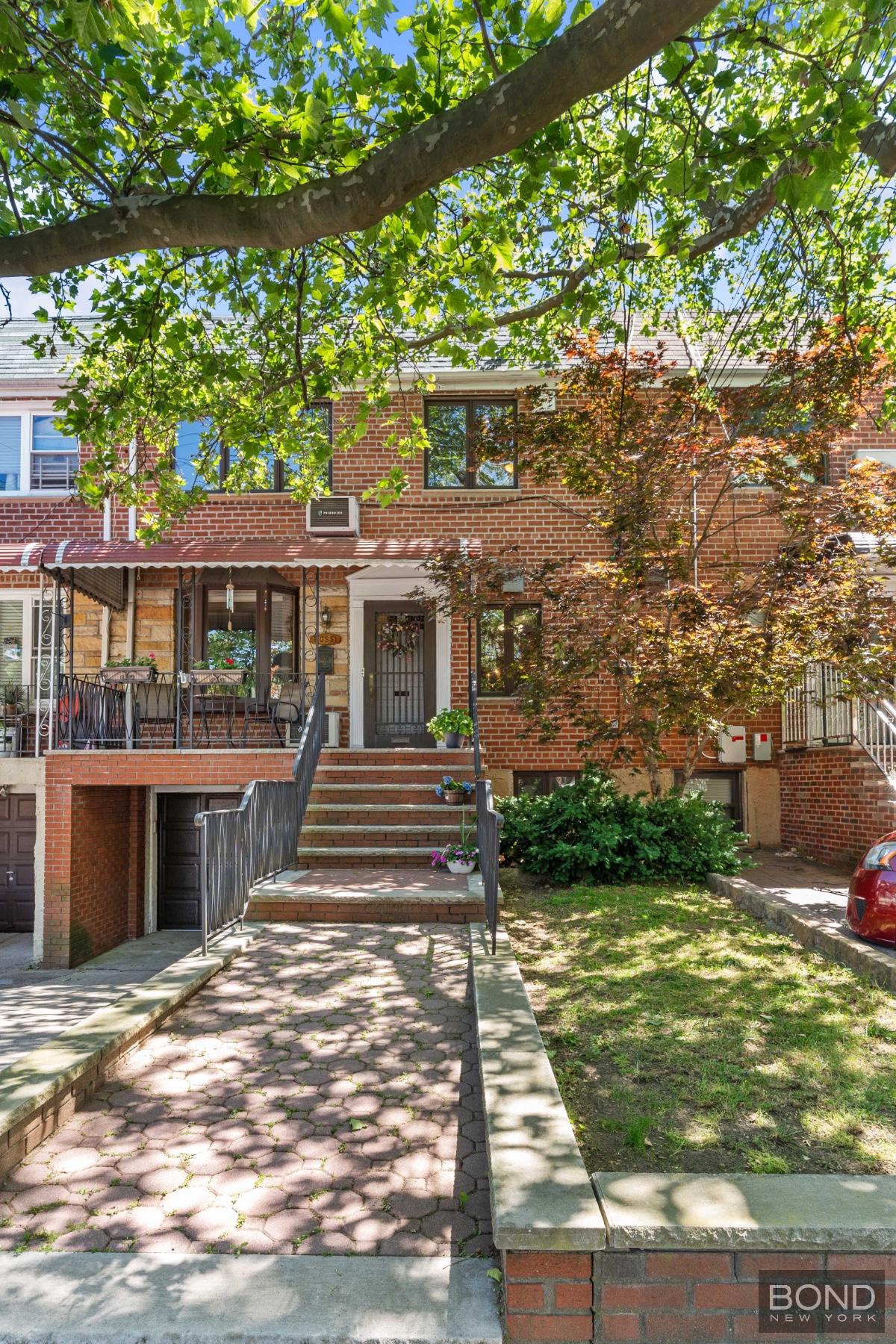 61-25 69th Place Middle Village Queens NY 11379