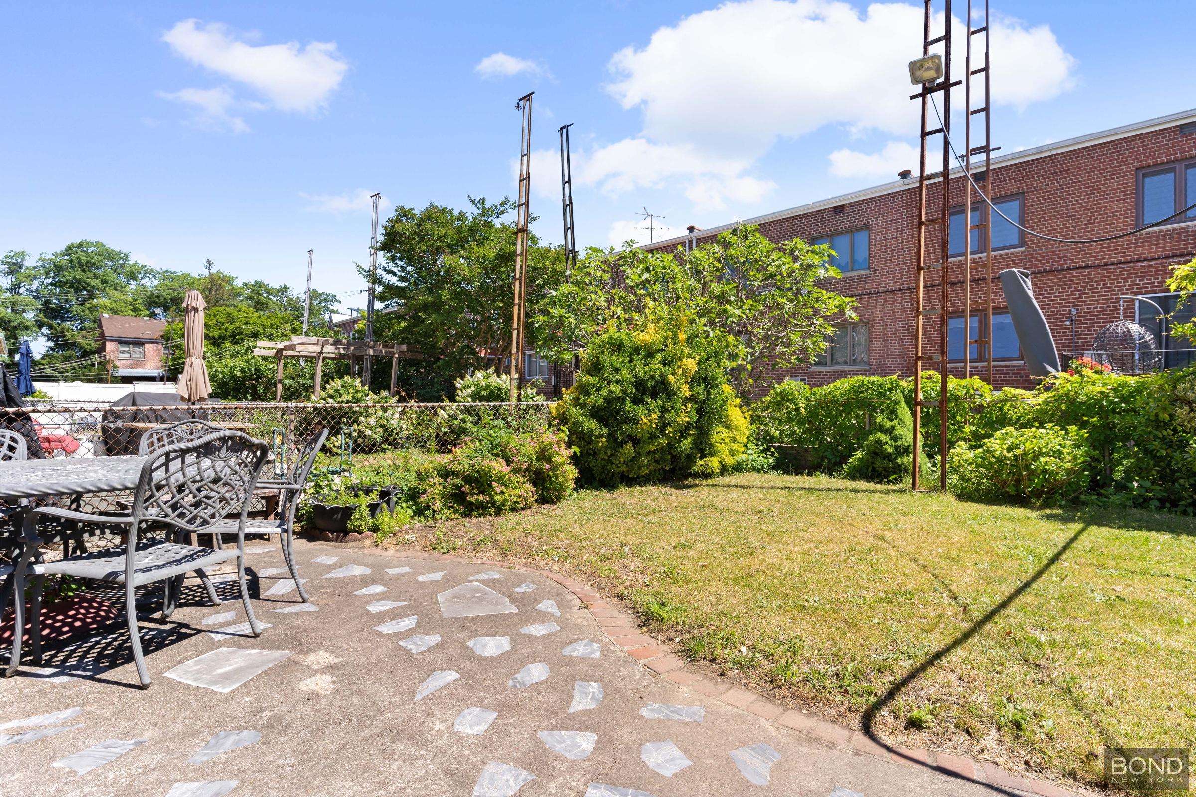 61-25 69th Place Middle Village Queens NY 11379