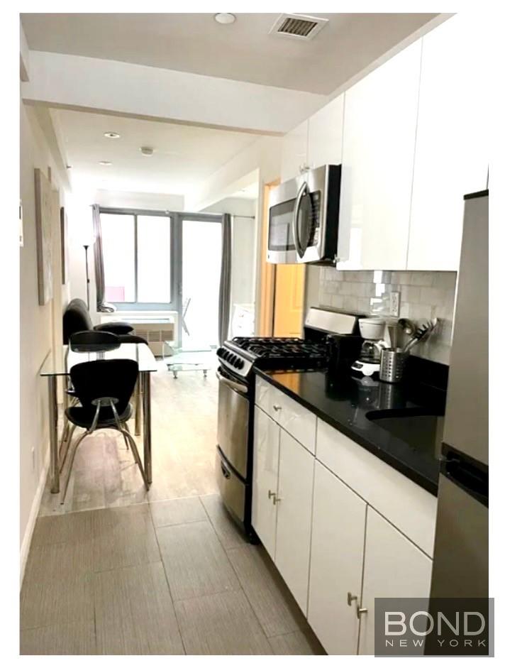 521 West 48th Street 2D Clinton New York NY 10036